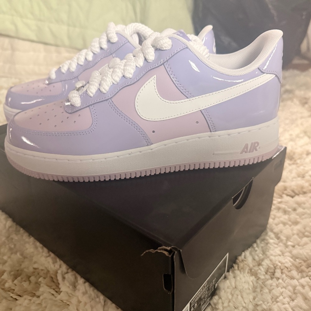 Nike Air Force 1 ‘07 LV8 Low in Hydrangeas Patent and White Women’s 10 NIB - Picture 2 of 13